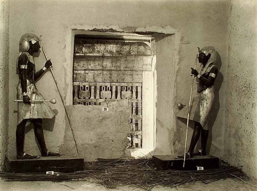 Statues guarding the burial chamber. (Public domain)