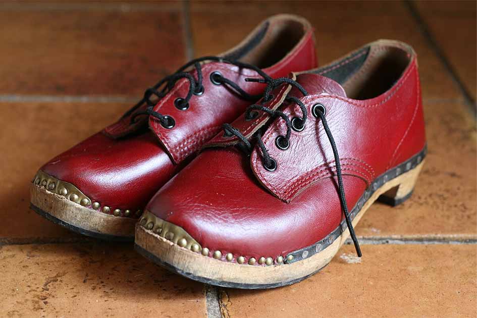 Red Lancashire clogs. (Jackhyne / CC BY-SA 3.0)